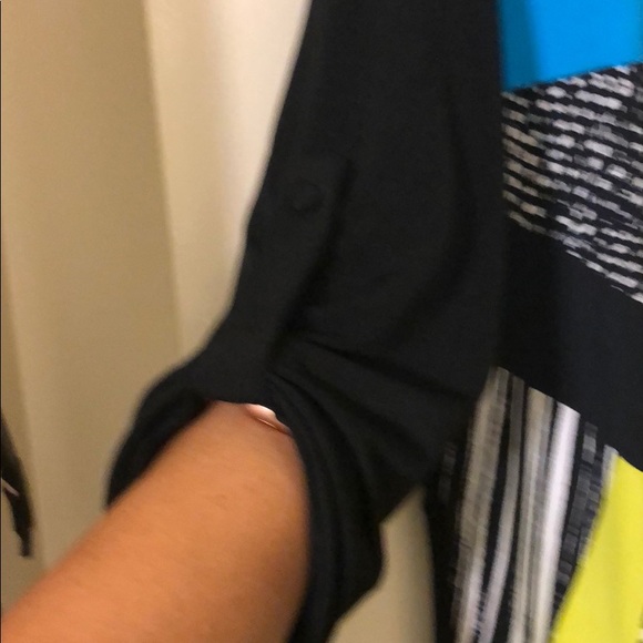 🚫SOLD🚫 Black Top w/Geometric Designs - Picture 6 of 6